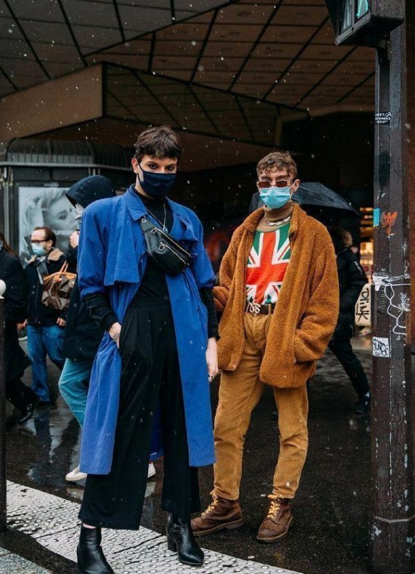 九游体育app官网那件玄色的羽绒服与橙色的失业裤口舌分明-九游体育「NineGame Sports」官方网站 登录入口