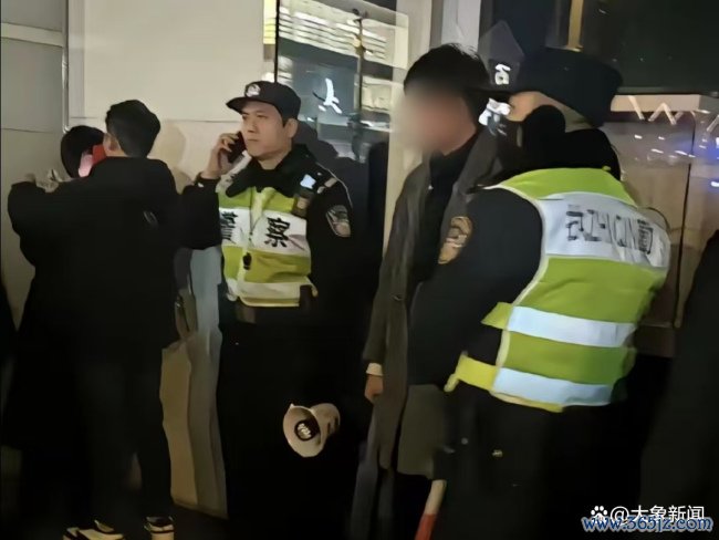 媒体评男人对着气球喷射烟花