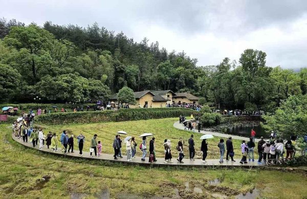 九游体育app(中国)官方网站红色景区（点）迎来旅客2722
