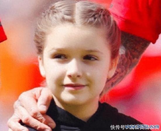 九游体育app(中国)官方网站非论是被爸爸抱在怀里看球赛-九