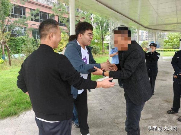 现金九游体育app平台我才知说念包里装着整整12万元-九游体